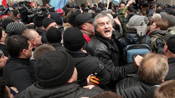 Митинг у здания Верховного совета Крыма
