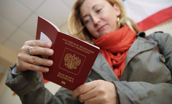 Вид на кинотеатр Симферополь на площади Советская в городе Симферополе. Архивное фото