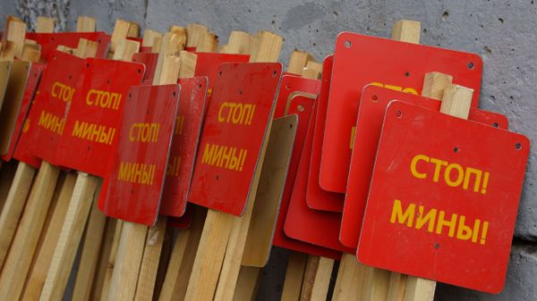 Таблички Стоп мины! возле КПП Станица Луганская в Луганской области. Контактная группа по урегулированию ситуации на востоке Украины согласовала дорожную карту ремонта моста на КПП Станица Луганская, являющемуся единственным работающим пунктом пропуска между Луганской народной республикой и подконтрольной Киеву территорией Луганской области. Август 2019 года