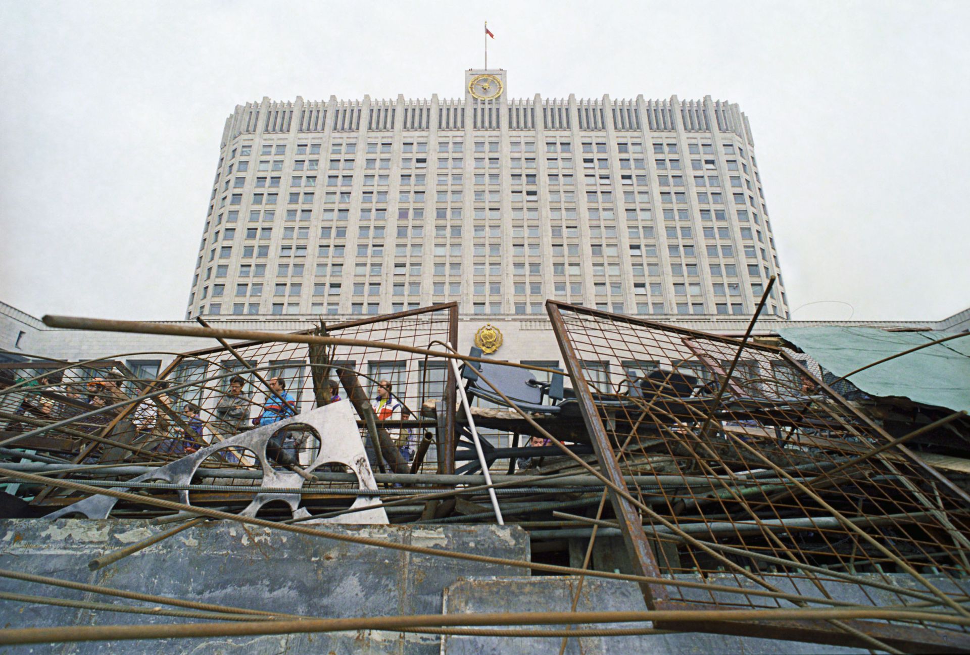 20 августа 1991 года защитники Белого дома возводят баррикады на пути к зданию демократического Верховного Совета РСФСР - РИА Новости, 1920, 19.08.2026