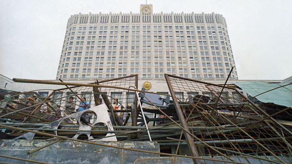 20 августа 1991 года защитники Белого дома возводят баррикады на пути к зданию демократического Верховного Совета РСФСР