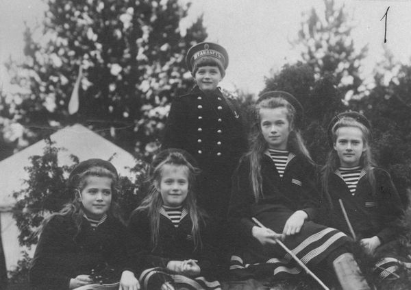 В начале XX века в России мода на морской стиль пошла в народ - правда, не всем слоям была доступна. Матросские костюмчики стали одним из самых распространенных видов одежды для мальчиков (и не только) в состоятельных семьях. На фото: Наследник цесаревич Алексей и великие княжны Ольга, Татьяна, Мария и Анастасия на пикнике. 1908 г. 