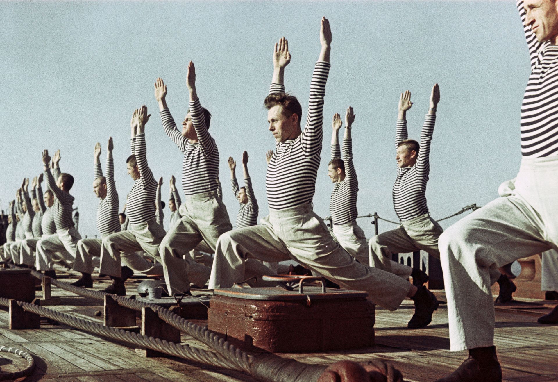 Матросы во время утренней зарядки на корабле. Фото 1965 года - РИА Новости, 1920, 18.08.2021
