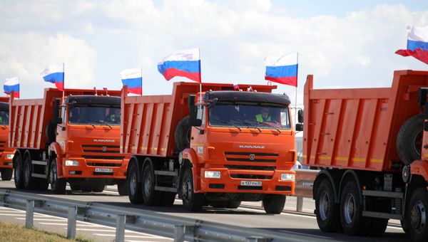 27 августа 2020. Грузовые автомобили КАМАЗ во время церемонии запуска движения по трассе Таврида в Крыму