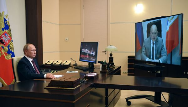 2 сентября 2020. Президент РФ Владимир Путин во время встречи в режиме видеоконференции с временно исполняющим обязанности губернатора Севастополя Михаилом Развожаевым