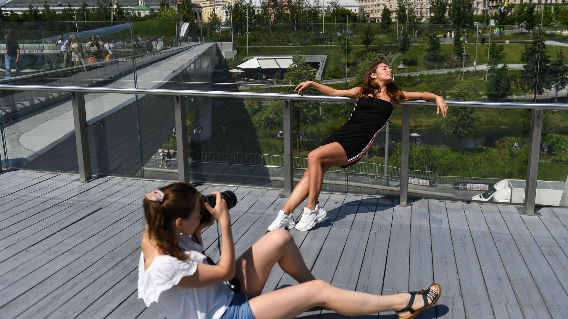 Девушки фотографируются в природно-ландшафтном парке Зарядье в Москве - РИА Новости, 1920, 29.07.2022