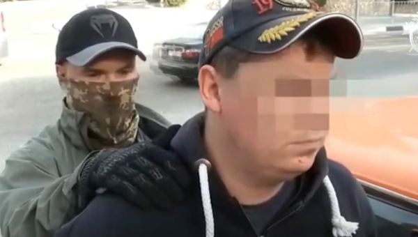 В Крыму осудят коммерсанта за взятку пограничнику: видео задержания