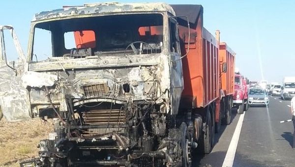 КамАЗ сгорел на трассе КамАЗ сгорел на трассе