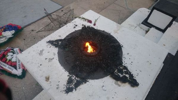 В Саках вандалы осквернили Вечный огонь В Саках вандалы осквернили Вечный огонь