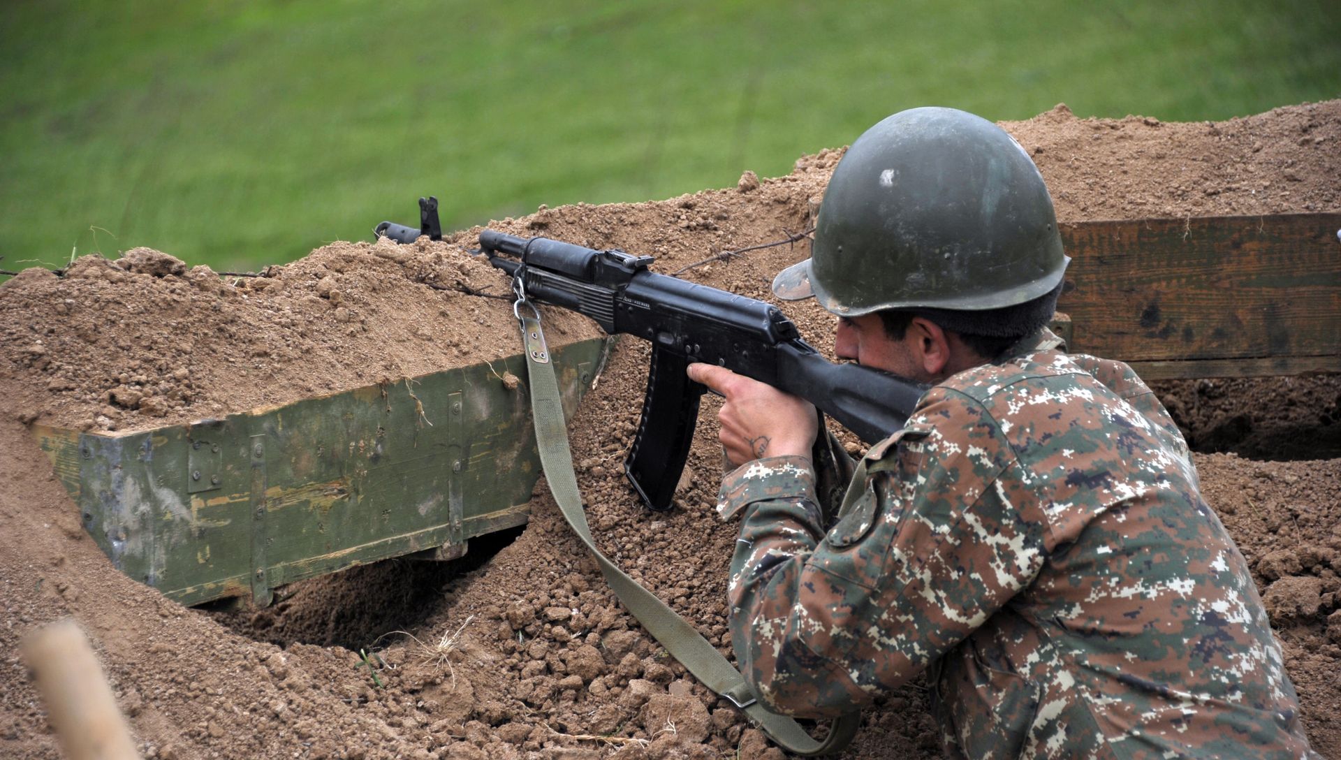 Военнослужащий армии обороны Нагорного Карабаха на первой линии обороны - РИА Новости, 1920, 28.09.2020