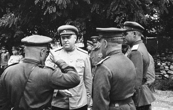 Маршал Александр Василевский беседует с подчиненными в Порт-Артуре
