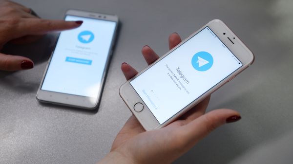 Мессенджер Telegram на экране телефона