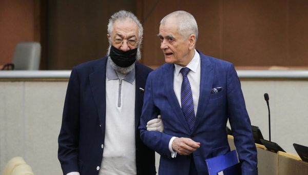 Первый заместитель председателя комитета Государственной Думы РФ по образованию и науке Геннадий Онищенко и специальный представитель президента РФ по международному сотрудничеству в Арктике и Антарктике Артур Чилингаров (справа налево) на пленарном заседании Государственной Думы РФ
