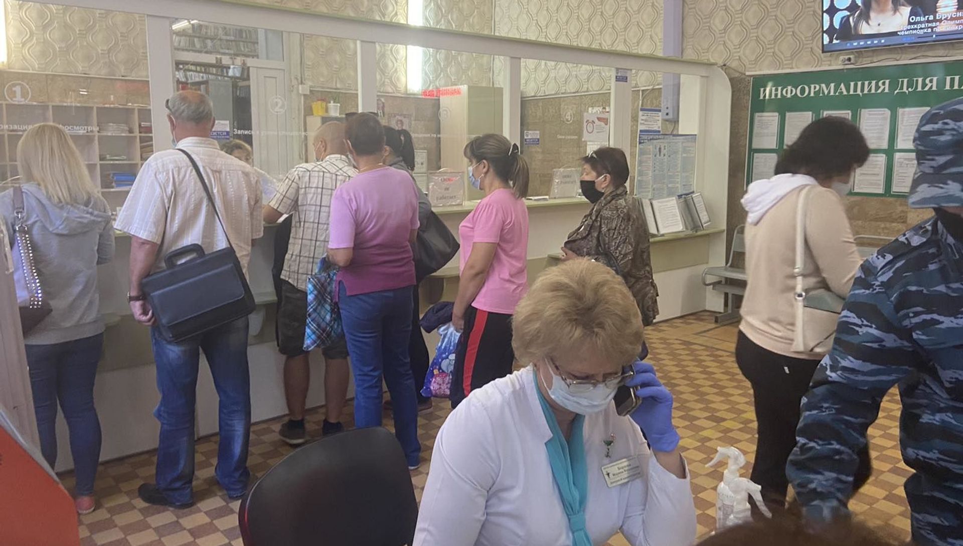 Очереди в поликлинике №3 в Симферополе Очереди в поликлинике №3 в Симферополе - РИА Новости, 1920, 13.10.2020