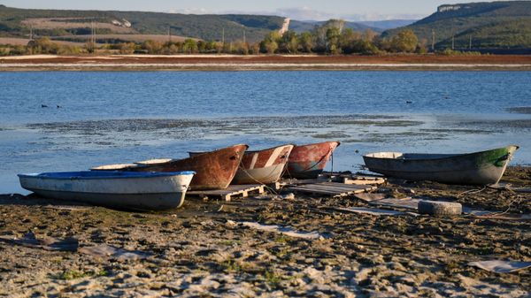 Лодки на берегу Бахчисарайского водохранилища
