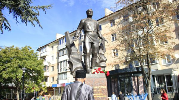 Новый памятник Амет-Хану Султану в Симферополе