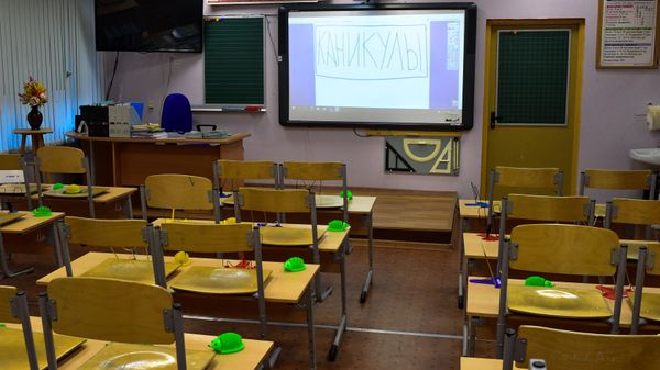 Надпись Каникулы на мониторе в учебном классе в московской школе No 2127