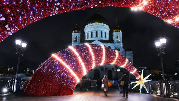 Новогодние украшения на Патриаршем мосту в Москве. На дальнем плане: храм Христа Спасителя.