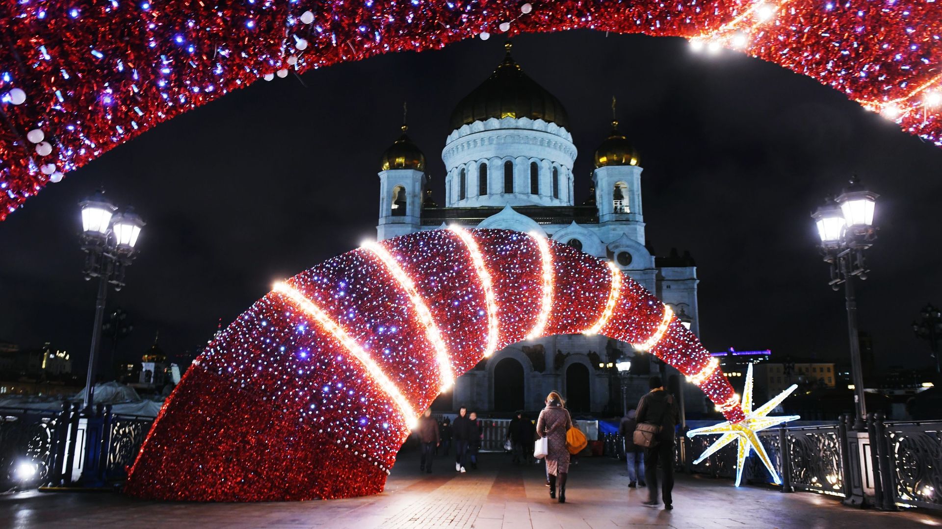 Новогодние украшения на Патриаршем мосту в Москве. На дальнем плане: храм Христа Спасителя. - РИА Новости, 1920, 07.01.2026