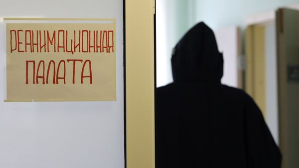 Медицинский работник в реанимационной палате 