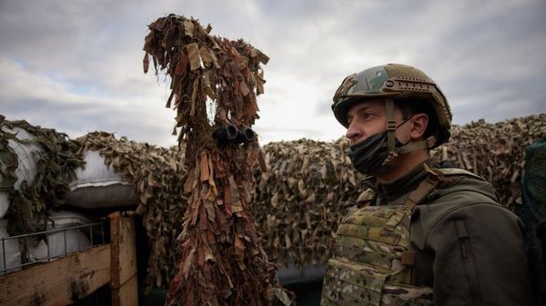 Президент Украины Владимир Зеленский в Донбассе. Архивное фото