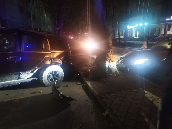В Симферополе девушка на Mercedes разбила сразу три автомобиля