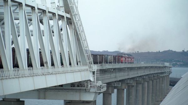 Запуск движения грузовых поездов по Крымскому мосту