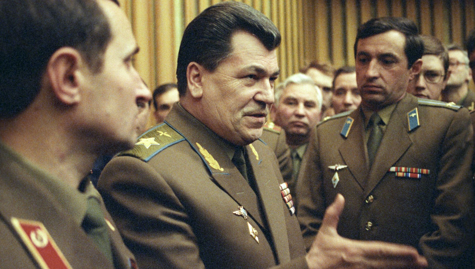Евгений Иванович Шапошников (в центре) главнокомандующий Вооруженными Силами СНГ, маршал авиации Евгений Иванович Шапошников (в центре) главнокомандующий Вооруженными Силами СНГ, маршал авиации - РИА Новости, 1920, 08.12.2020