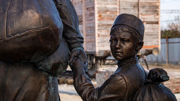 Строительство мемориала  жертвам депортации на станции Сирень