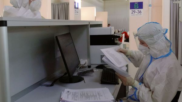 Работа временного госпиталя для больных коронавирусом в Ленэкспо