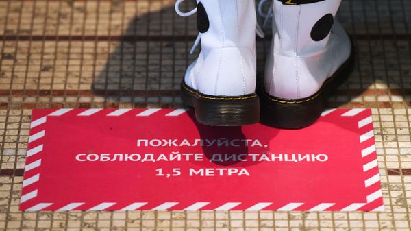 Гость отеля ожидает в очереди на ресепшене во время проверки соблюдения правил по профилактики новой коронавирусной инфекции