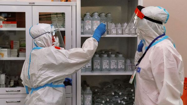 Работа временного госпиталя для больных коронавирусом в Ленэкспо