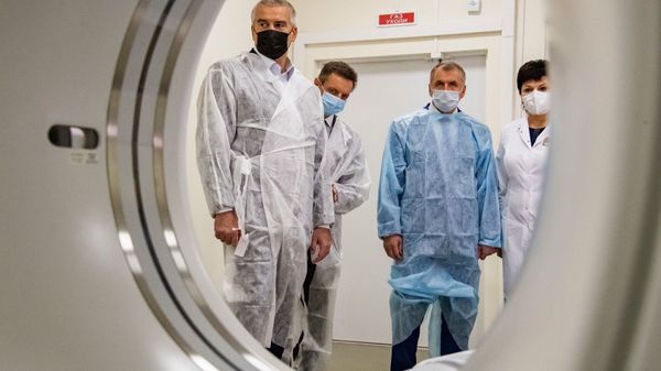 Глава Республики Крым Аксёнов С.В., председатель Государственного совета Республики Крым Константинов В.А., министр здравоохранения Республики Крым Остапенко А.И. в кабинете компьютерной томографии на открытии республиканской клинической больницы имени Н.А. Семашко
