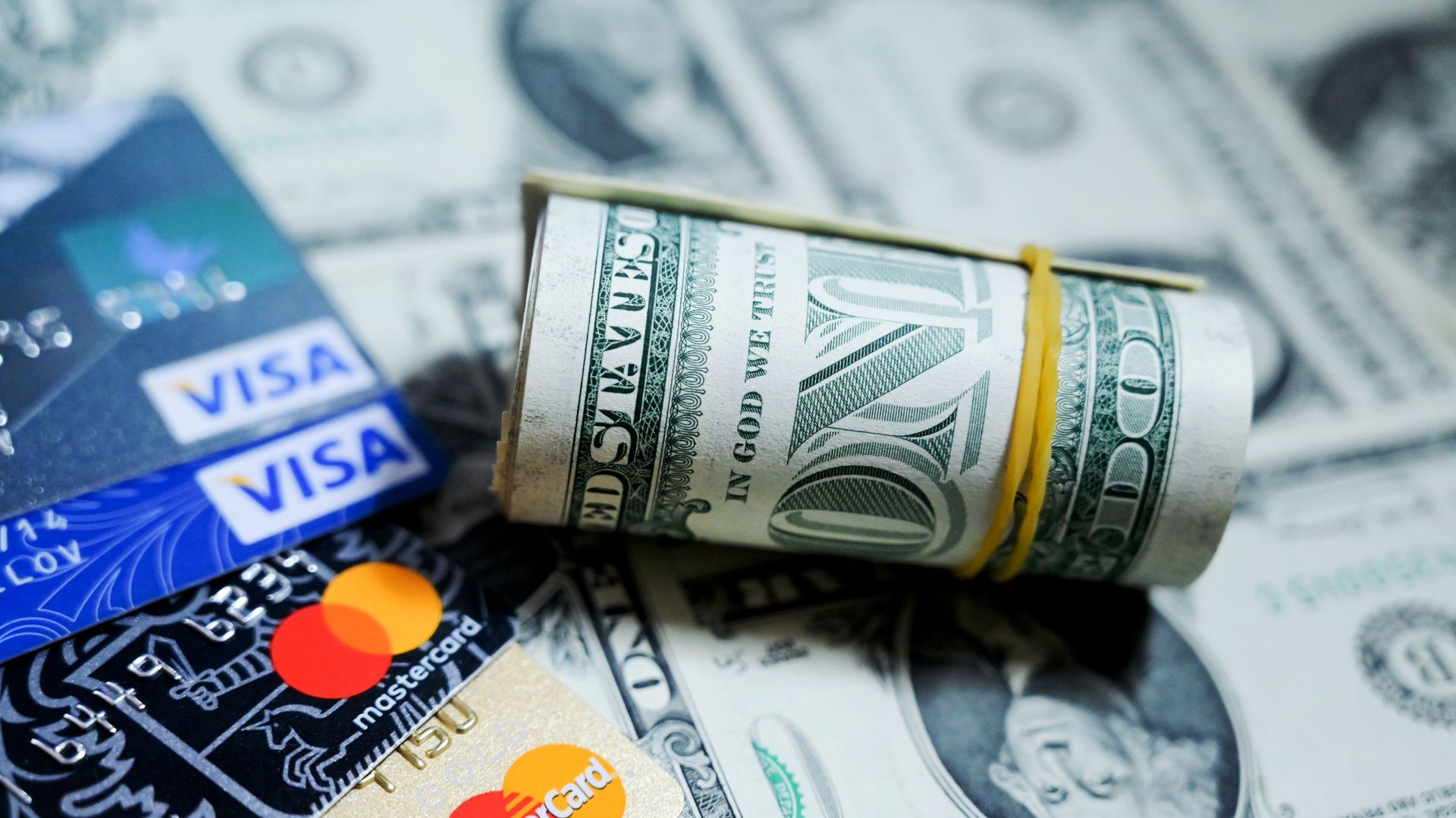 Денежные купюры США и банковские карты международных платежных систем VISA Денежные купюры США и банковские карты международных платежных систем VISA - РИА Новости, 1920, 20.03.2021
