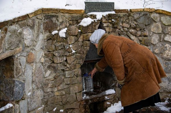 Вода источника имеет высокое содержание ионов серебра — 0,125 мг/л, ионов цинка — 120 мг/л,