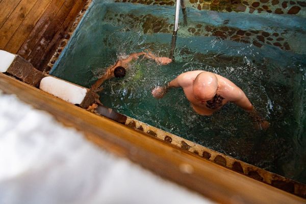 Температура воды в источнике постоянна - 6-8 градусов. 