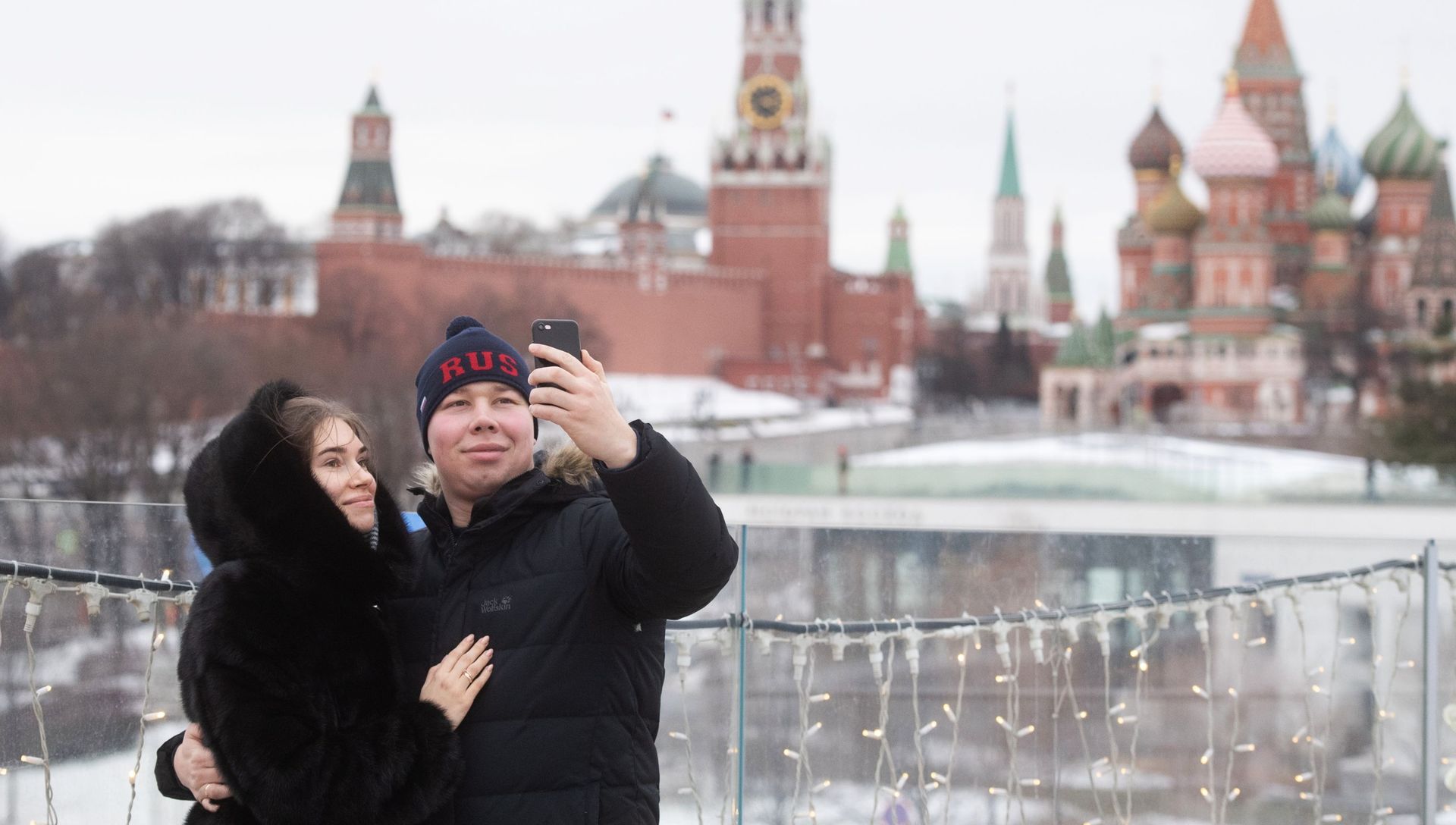 Молодые люди на Парящем мосту (главная смотровая площадка Москвы) парка Зарядье - РИА Новости, 1920, 28.01.2021