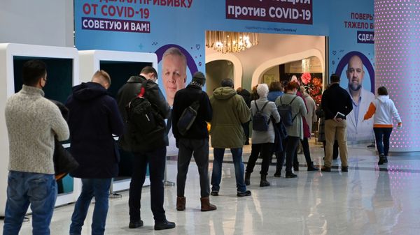 Очередь в пункт вакцинации от СOVID-19 в ТЦ Океания в Москве
