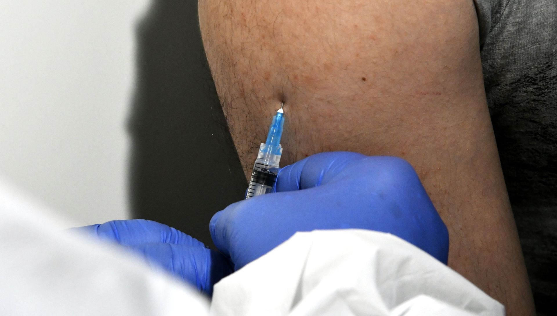 Медицинский работник проводит вакцинацию от COVID-19 вакциной Спутник-V (Гам-КОВИД-Вак) в мобильном пункте в Краснодаре - РИА Новости, 1920, 21.05.2021