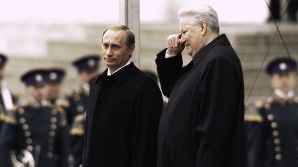 Президент РФ Владимир Путин (слева) и первый Президент РФ Борис Ельцин (справа) стоят на Красном крыльце в день инаугурации В. Путина.