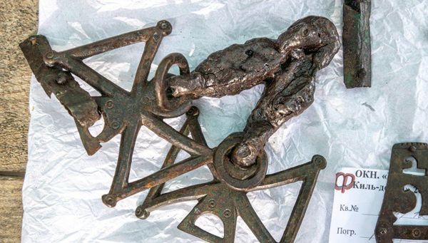 Элементы конской упряжи из скифского могильника Элементы конской упряжи из скифского могильника