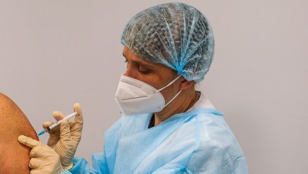 Сотрудников аэропорта Симферополь начали вакцинировать от COVID-19