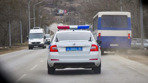 Патрульная машина ГИБДД на трассе