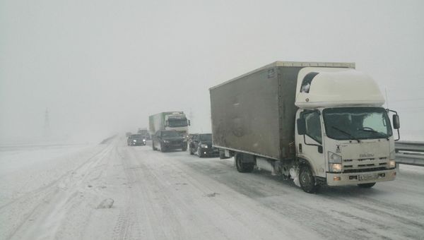 Автомобильная пробка на заснеженной трассе Таврида Автомобильная пробка на заснеженной трассе Таврида