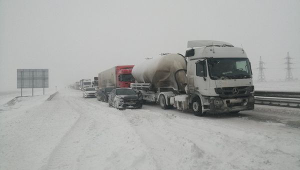 Автомобильные пробки на заснеженной трассе Таврида