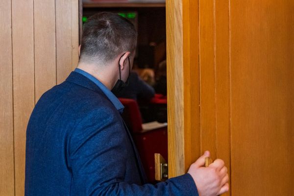 На сессию все равно надо приходить в гигиенических масках. На сессию все равно надо приходить в гигиенических масках.