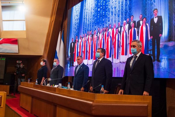 Сессию традиционно начинают с гимнов - российского и Крыма. Сессию традиционно начинают с гимнов - российского и Крыма.