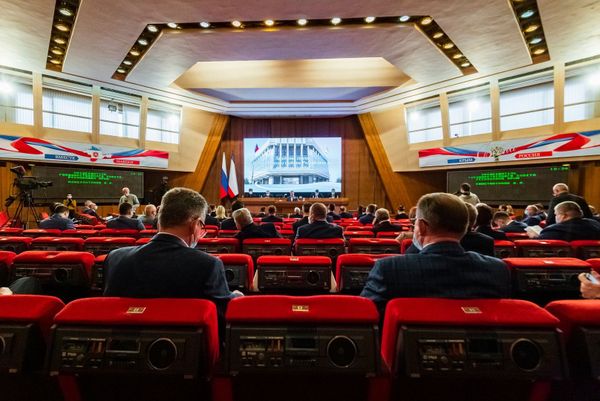 Сессионный зал в дни семилетия Крымской весны украшают плакаты с подснежниками Сессионный зал в дни семилетия Крымской весны украшают плакаты с подснежниками