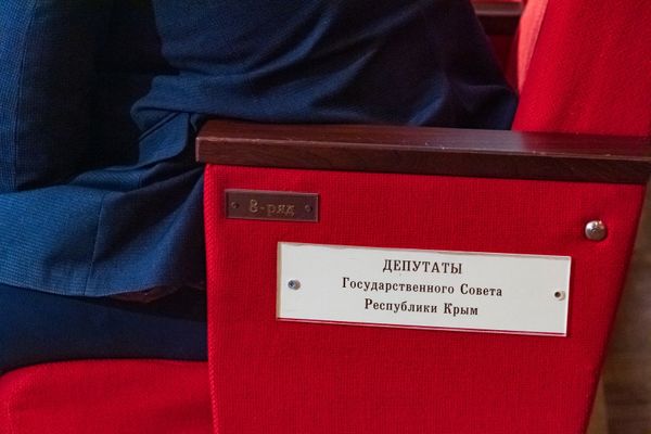 Зал поделен. Отдельно сидят депутаты, отдельно пресса. Важно не перепутать. Зал поделен. Отдельно сидят депутаты, отдельно пресса. Важно не перепутать.