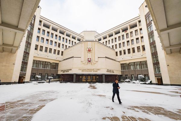 Заснеженный двор пентагона - так здание республиканского парламента, построенного в форме восьмигранника, называют в народе. Заснеженный двор пентагона - так здание республиканского парламента, построенного в форме восьмигранника, называют в народе.